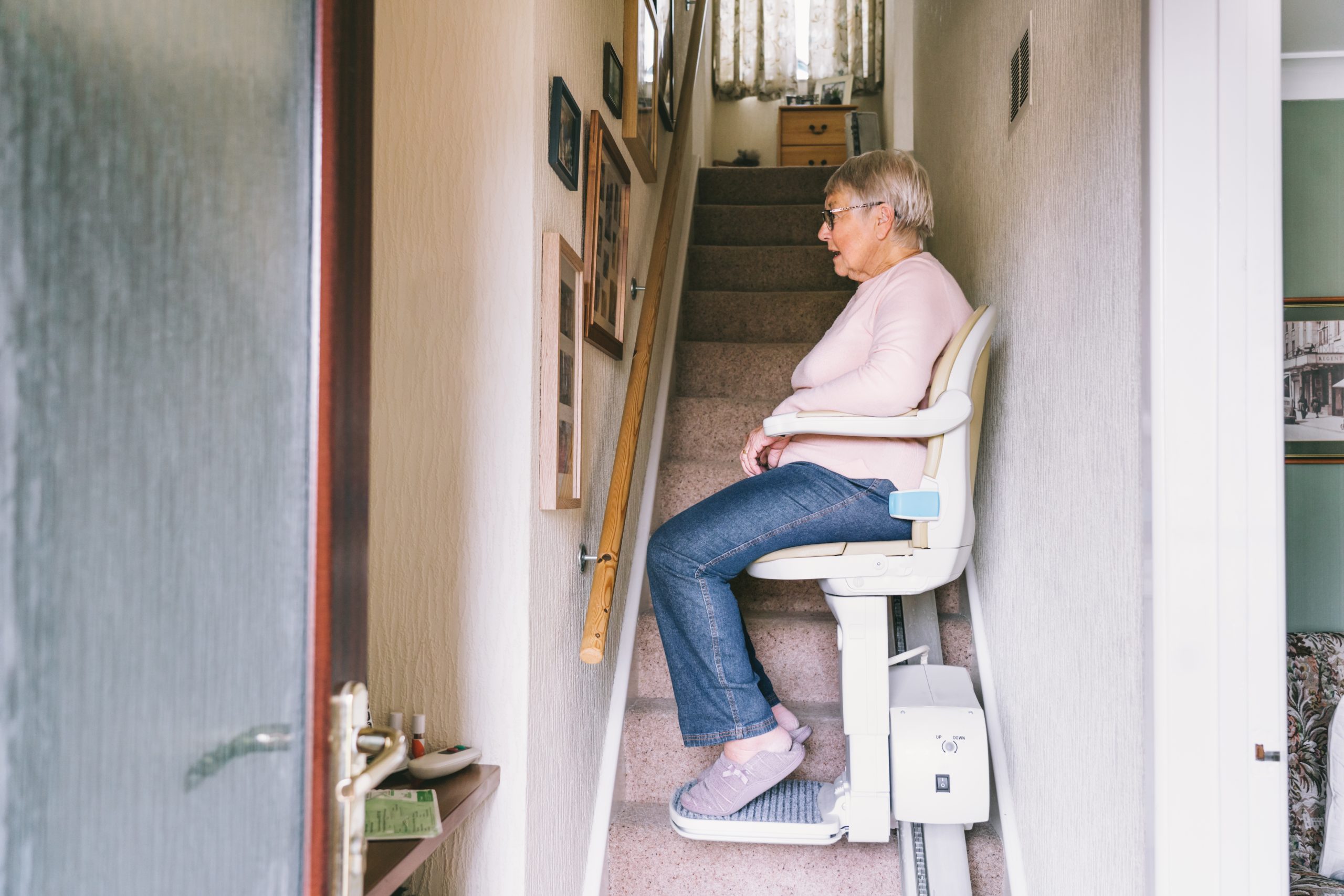 Cómo desmontar una silla salvaescaleras paso a paso